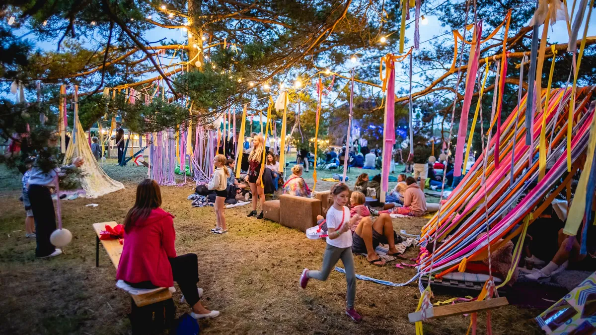 Värvilised lindid puude vahel saarepeol
